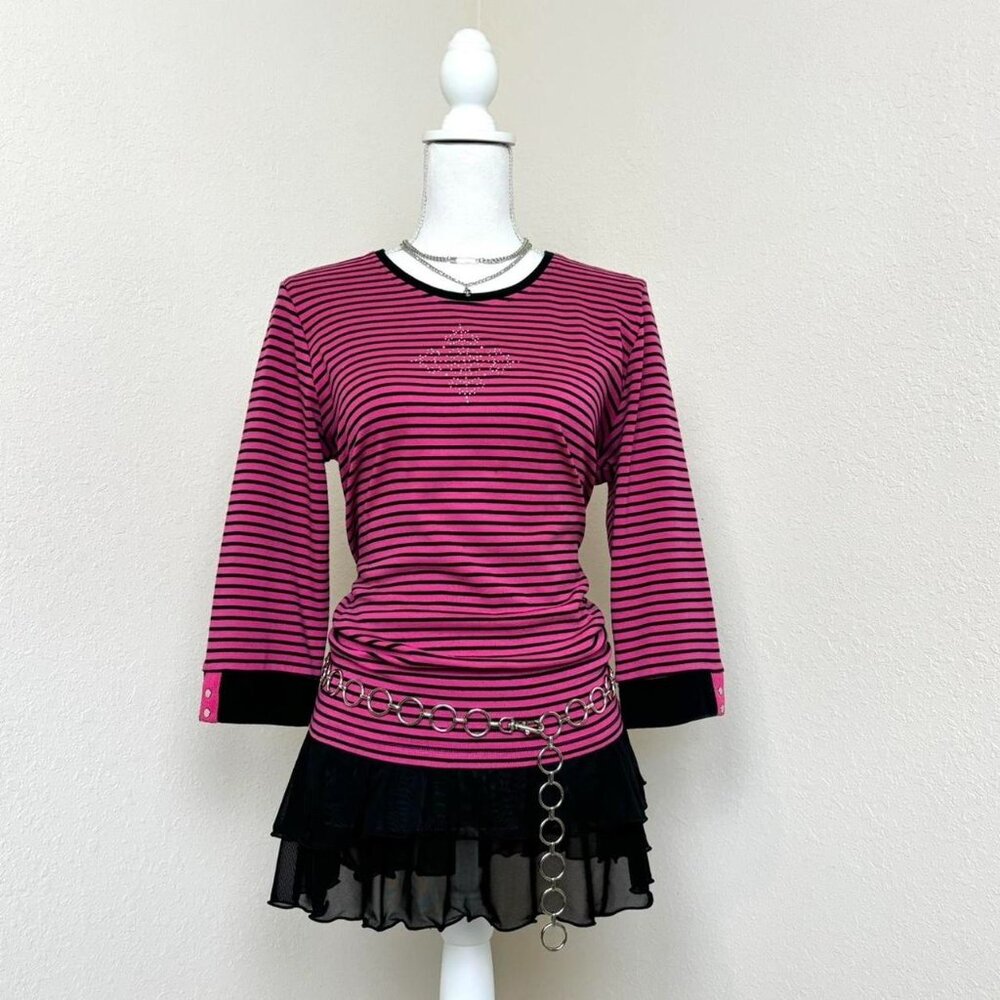 Vintage 2000s pink & black striped quarter sleeve top w a bedazzled detail.